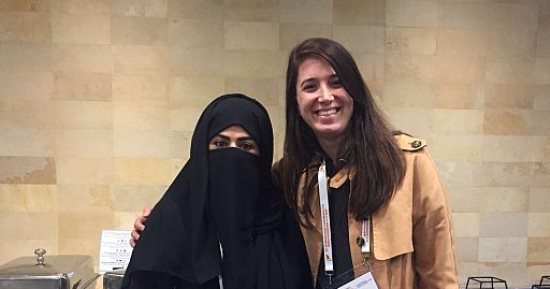 مندوبة إسرائيل تصافح مندوبة قطر فى التجمع الدولى للصم