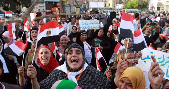 فيديو.. نجل شعبان عبد الرحيم يغنى للرئيس السيسى فى وقفة للباعة الجائلين