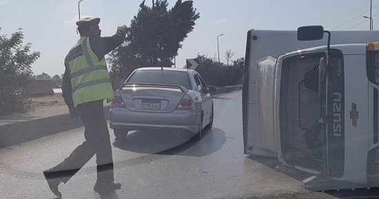 صور.. انقلاب سيارة نقل أسفل كوبرى بنها 2 بطريق إسكندرية الزراعى