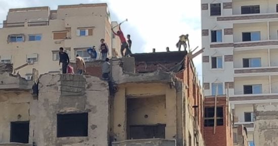 إزالة الأعمال المخالفة بعقار وسط الإسكندرية تخفيفا للأحمال