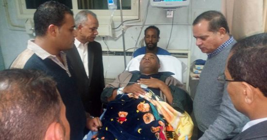 محافظ سوهاج يكلف بتقديم الرعاية لضابط ومجندين مصابين فى حادث انقلاب سيارة