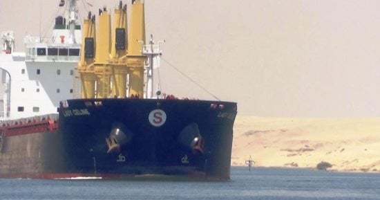 مهاب مميش : عبور 43 سفينة بحمولة  2.2  مليون طن