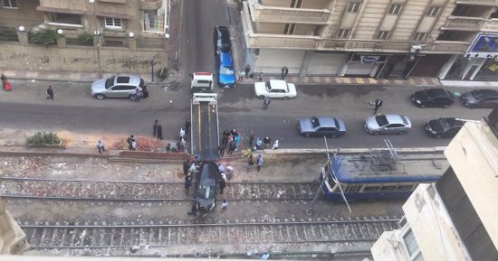 انتظام حركة ترام الإسكندرية بعد دخول سيارة ملاكى على قضبانه فى زيزينيا