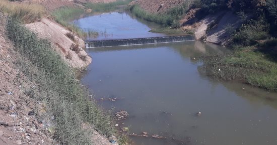 اضبط مخالفة.. استمرار تدهور مخرات السيول وصرفها بنهر النيل فى قنا (صور)