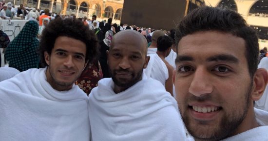 شاهد "سيلفى" ثلاثى المنتخب أمام الكعبة