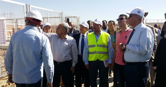 محافظ أسوان: زيارة البنك الأوروبى هدفها الاطمئنان على مشروع الطاقة الشمسية