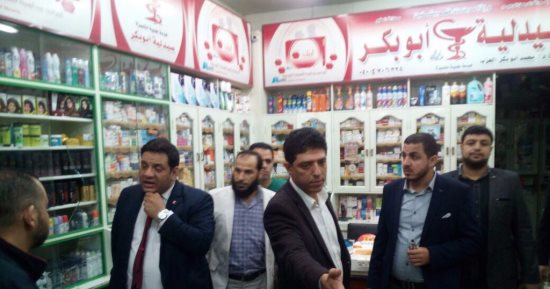 وفد من نقابة الصيادلة يزور صيدلى بعد اعتداء بلطجية عليه بزفتى