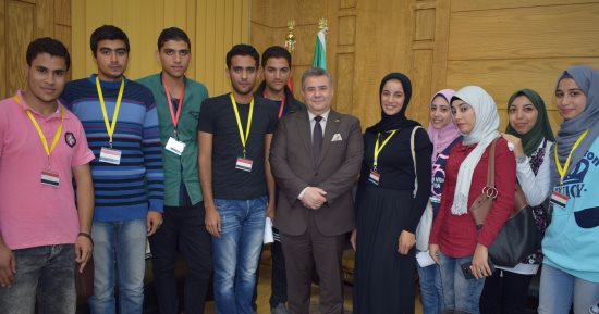 رئيس جامعة بنها يستقبل عددًا من الطلاب ويطالبهم بمكافحة الفساد