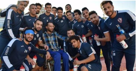 لاعبو الزمالك يلتقطون صورا مع مشجع من ذوى الاحتياجات الخاصة