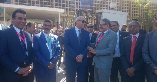 صور.. النمنم ومحافظ أسوان يفتتحان ملتقى الثقافات الإفريقية على أغانى نوبية