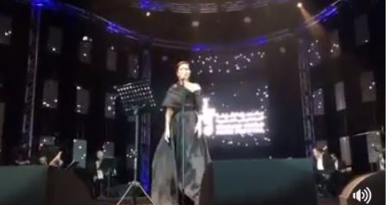 فيديو.. شيرين ترد على معجبة طلبت أغنية "ماشربتش من نيلها": هيجيلك بلهارسيا