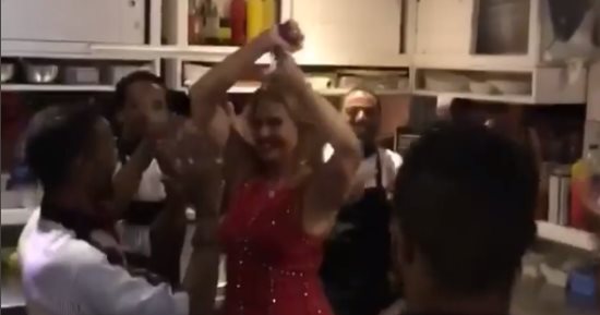 فيديو.. يسرا ترقص على أنغام "3 دقات" مع العاملين بأحد المطاعم