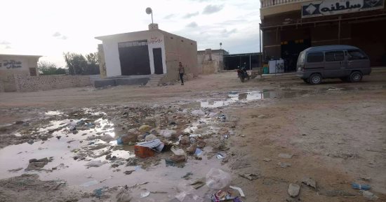 بالصور .. استمرار طفح المياه أمام مدرسة الضبعة البحرية