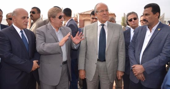 صور..وزير التنمية المحلية يلتقى القيادات التنفيذية بالاسماعيلية لتطوير الطرق 