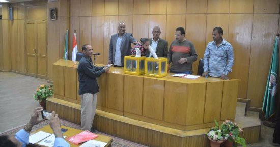تسليم 26 وحدة سكنية للأولى بالرعاية بمركز أبو قرقاص فى المنيا