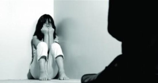 من الانطواء حتى الانتحار.. ماذا يحدث للفتاة حال تعرضت لاعتداء جنسى من أبيها
