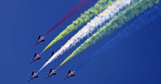 عروض عسكرية جوية بالإمارات احتفالا بطائرات ميراج 2000 - 9 الصينية.. صور