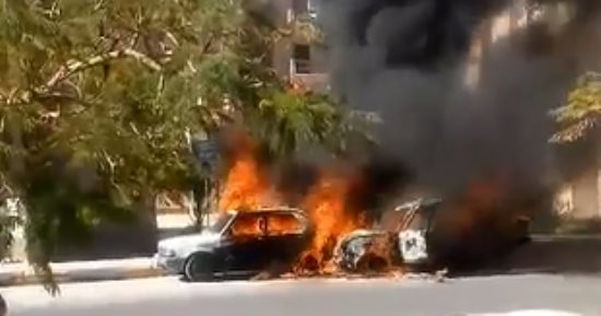 قارئ يشارك بفيديو لحريق سيارتين فى مدينة المنيا الجديدة