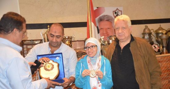 رئيس الزمالك يكرم بطلة ألعاب القوى لذوى الاحتياجات الخاصة.. صور