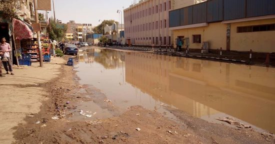 صور.. مياه الصرف تغرق شوارع طموه فى الجيزة والأهالى يستغيثون