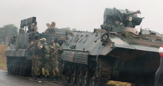 انفجارات تهز عاصمة زيمبابوى مع تنامى التوقعات بحدوث انقلاب