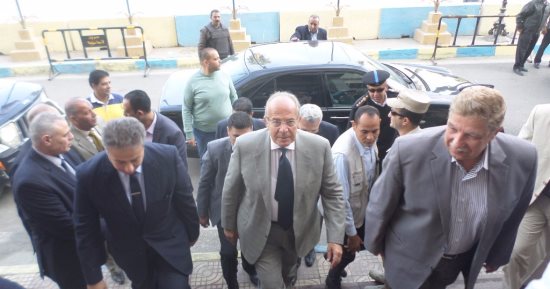 صور.. وزير التنمية المحلية يصل الإسماعيلية لتفقد مستشفى أبو خليفة