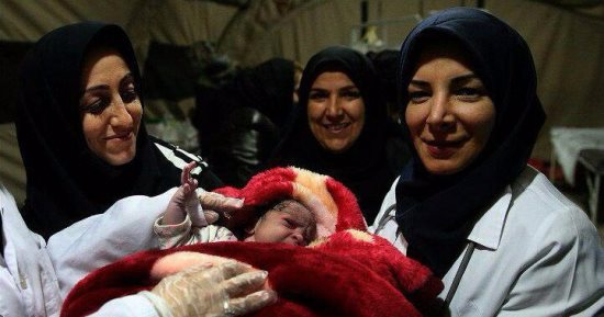شاهد.. طفل يخرج حيا من تحت الأنقاض ويفقد 21 من أسرته فى زلزال كرمانشاه بإيران