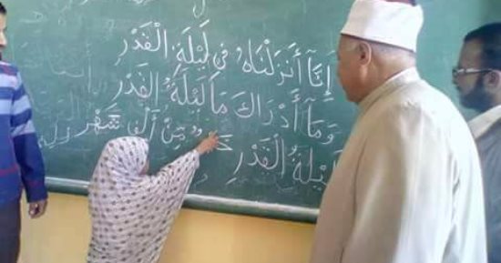 صور..مدير منطقة أزهر الوادى الجديد يكرم الطلاب المتميزين بمعاهد الفرافرة