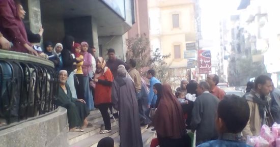 عمال التأمين الصحي فى المنيا يطالبون بزيادة رواتبهم