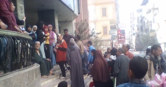 العاملون بمستشفى التأمين الصحى بالمنيا يطالبوم المحافظ بحل أزمة المرتبات