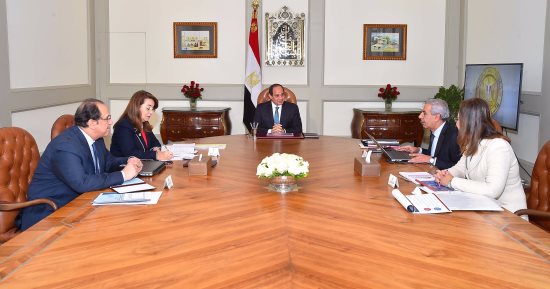 السيسي يناقش مع 3 وزراء خطط تشغيل الشباب فى المحافظات