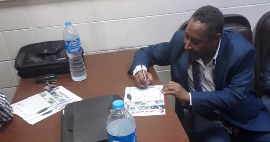 صور.. محامو الأقصر يوقعون على استمارة "علشان تبنيها" لدعم الرئيس السيسي