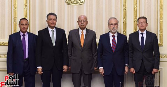 صور.. وزير النقل: تحديث نظم الإشارات يتضمن تزويد المزلقانات بأجراس وبوابات أوتوماتيكية
