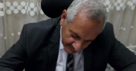وكيل وزارة الرى بأسيوط يوقع على استمارة "علشان تبنيها" لدعم السيسي
