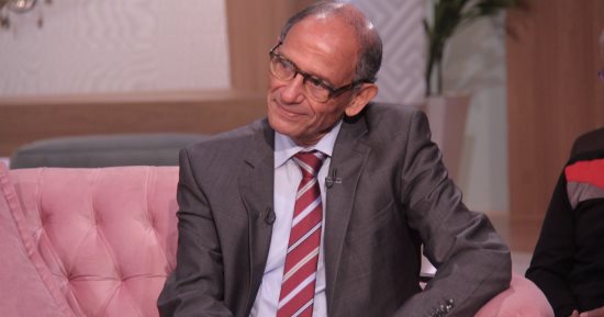 صور.. هانى عازر ضيف منى الشاذلى فى "معكم"