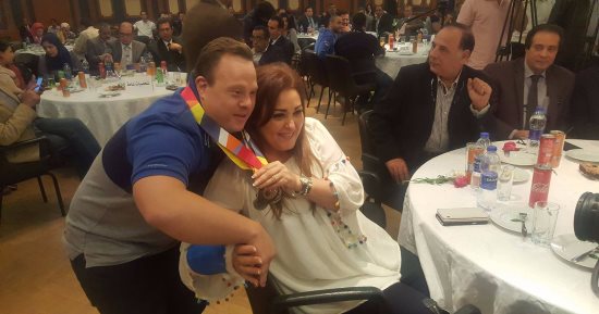 صور.. تكريم السماحى بطل العالم لذوى القدرات الخاصة بحضور نجوم الفن