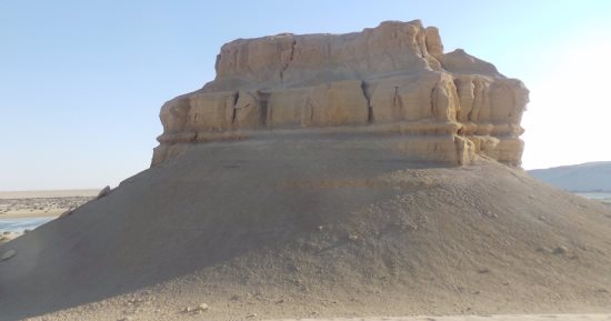 "صور".. جبل المدورة بالفيوم قبلة السياحة وساحة للرياضات الصحراوية