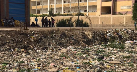 بالصور.. القمامة تسد مصرف قرية قسطا بالغربية أمام مجمع المدارس