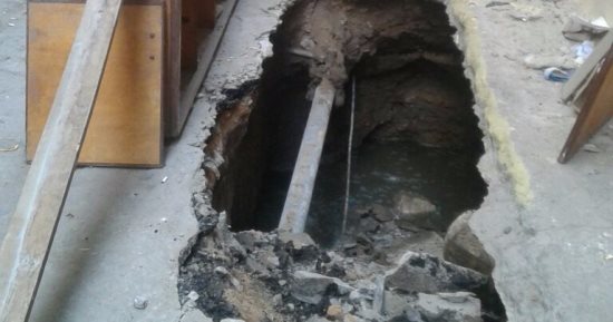 إصلاح هبوط أرضى غرب الاسكندرية والحى يعاين العقارات المجاورة 