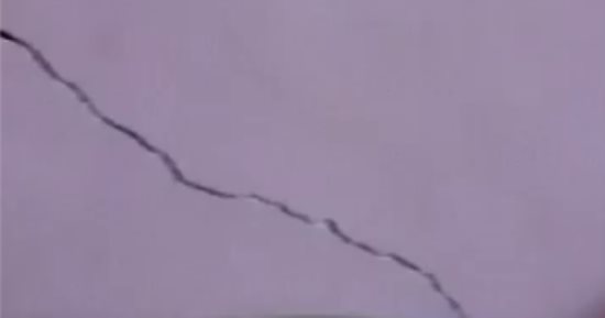 بالصور.. شكوى من حدوث شروخ بعقار بشارع القدوس فى فيصل بسبب البناء المخالف
