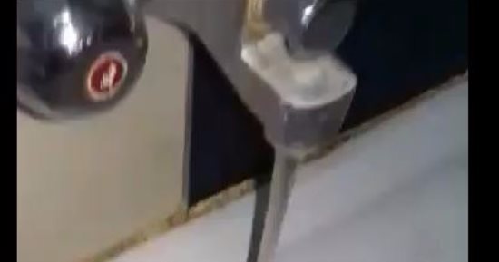 فيديو.. شكوى من تلوث المياه وتحولها إلى اللون الأصفر فى شارع الظنينى بالمنوفية