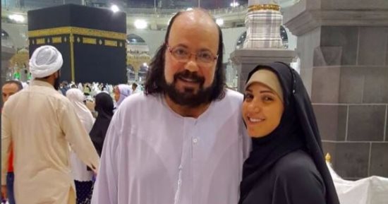 طلعت زكريا يؤدى مناسك العمرة بصحبة ابنته خلال تواجده بالسعودية لعرض مسرحيته
