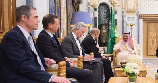 صور.. العاهل السعودى يستقبل وزير خارجية فرنسا