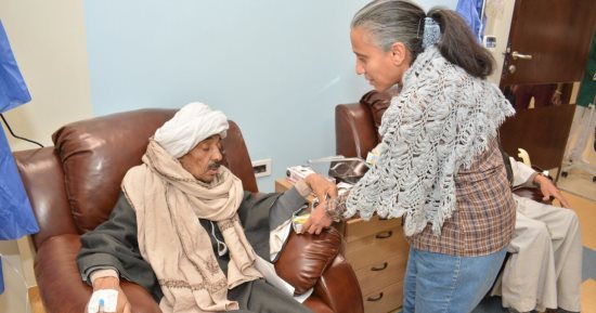 وفد من الكنيسة الإنجيلية يتبرعون ويوزعون العصائر على مرضى السرطان بالأقصر