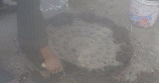 صور.. تغطية بالوعات الصرف الصحى بديروط بعد سرقتها للمرة الرابعة على التوالى 