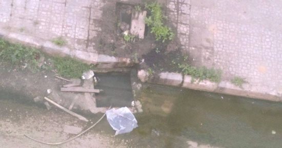 صور.. شكوى من انتشار مياه الصرف وتهالك طريق وادى القمر فى الإسكندرية