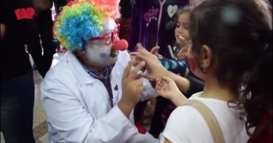 صور وفيديو.. فارولاند يحتفل مع أطفال مستشفى أبو الريش