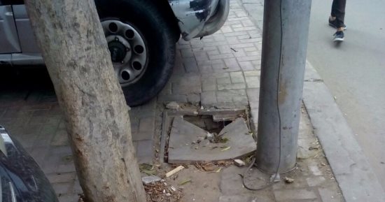 صورة.. قارئ يحذر من كسر فى حجرات الكهرباء لأعمدة الشارع فى سموحة
