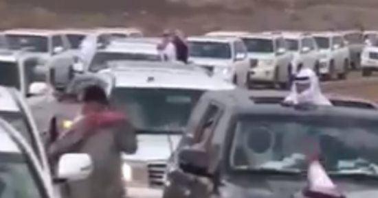 شاهد الآلاف من أبناء قبيلة قحطان القطرية يحتشدون على حدود قطر ضد تميم