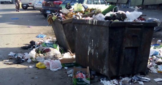 صور.. انتشار القمامة فى شارع بن الحكم بالزيتون